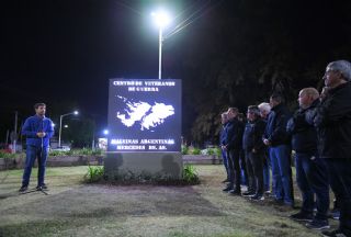 Tótem en honor a los Héroes de Malvinas: emotiva inauguración en Mercedes