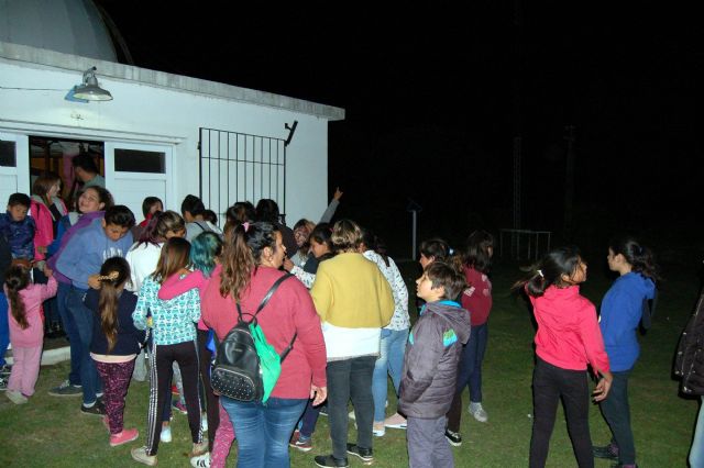 Decenas de chicos visitaron anoche el Observatorio Municipal