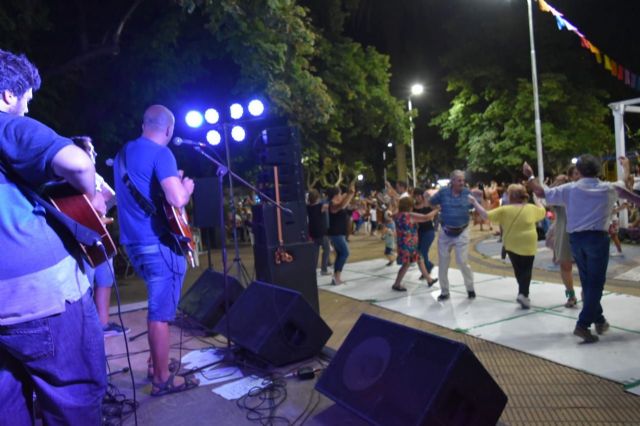 Cientos de vecinos en otro fin de semana de “Música en las Plazas”