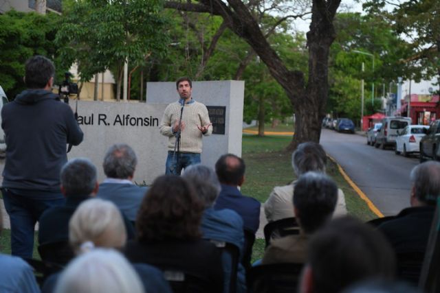40 años de Democracia recordados en el monumento a Raúl Alfonsín