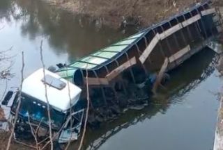 VIDEO: Camión cae al río Luján desde el puente de La Palangana