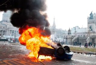 Violenta jornada en el Congreso: piqueteros incendian el auto de Cadena 3