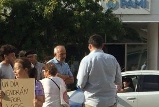 Protesta en la sede local del PAMI tras el despido de tres trabajadores