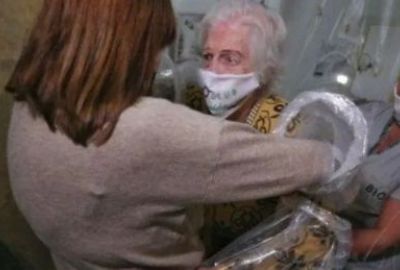Abrazar a los abuelos: El ingenioso método que encontraron en Rosario