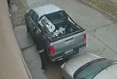 Video: buscan a un cartonero que robó un calefón de una camioneta