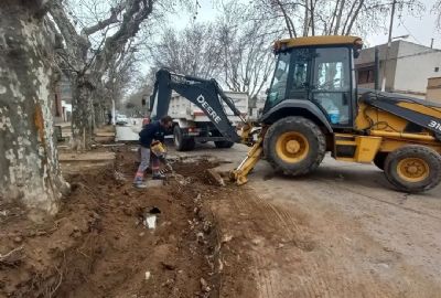 La cuadrilla municipal de albañilería continúa la obra de ampliación de la avenida 17 entre 36 y 40