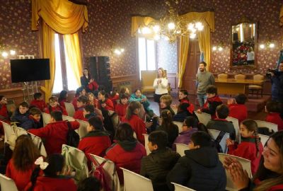 Actividad con alumnos del colegio San Benito en el palacio municipal