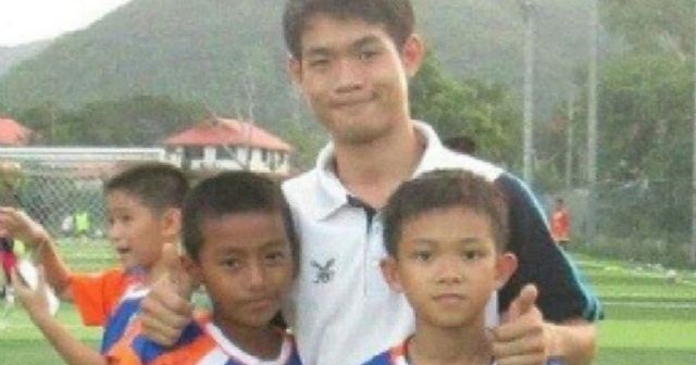 El entrenador, un ex monje que fue clave para rescatar a los chicos con vida