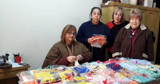 Grupo de Tejido Solidario del Centro de Jubilados Renacer entregó ajuar al Programa Mil Dias