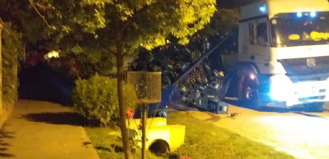 Se volcó el chasis de un camión lleno de cerveza frente a la casa de una vecina