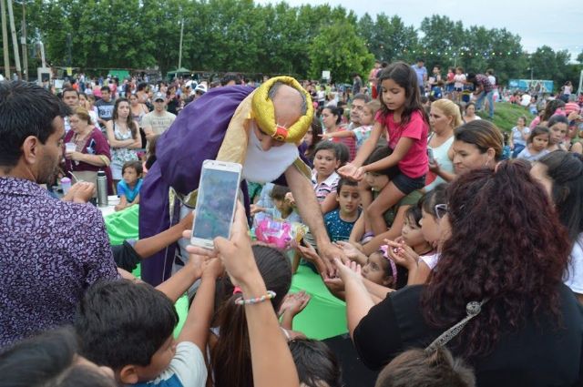 Los Reyes Magos llegaron a La Trocha en otra fiesta multitudinaria