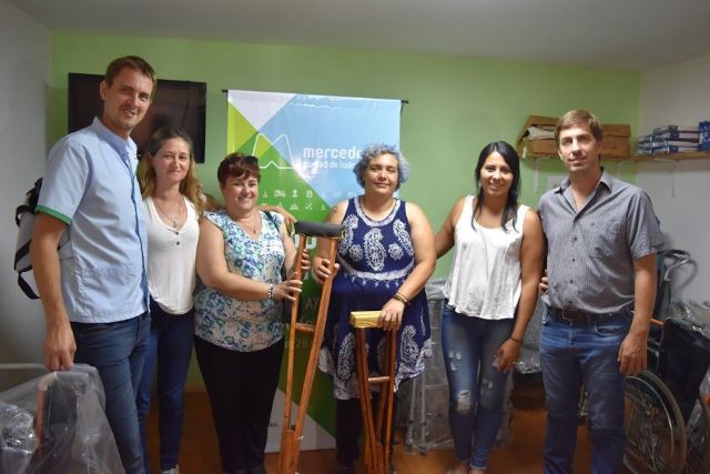 La asociación “El Arte de Ayudar” donó 16 pares de muletas al municipio
