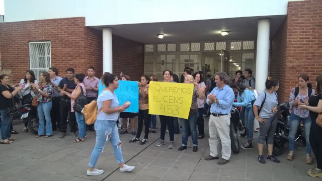 Ultimo momento: docentes y alumnos reclamaron por el nuevo CENS 453