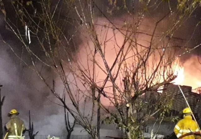 El voraz incendio de un depósito fue provocado por un vecino