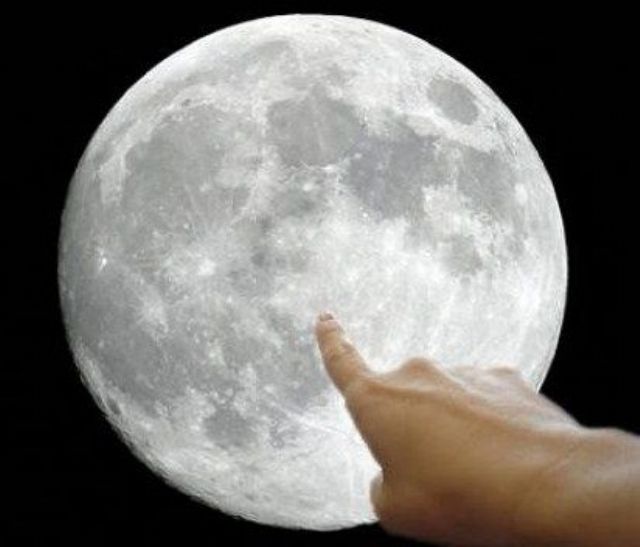La luna y el dedo. Por Acyd Candy