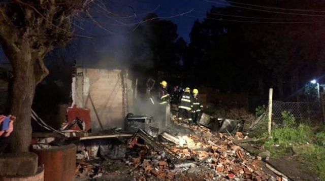 Cinco hermanitos murieron tras incendiarse su casa: sus padres se habían ido a bailar