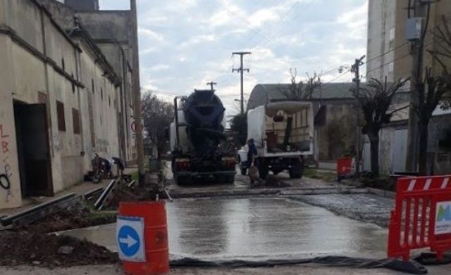 Repudio por la rotura del asfalto que se repara en el barrio El Molino