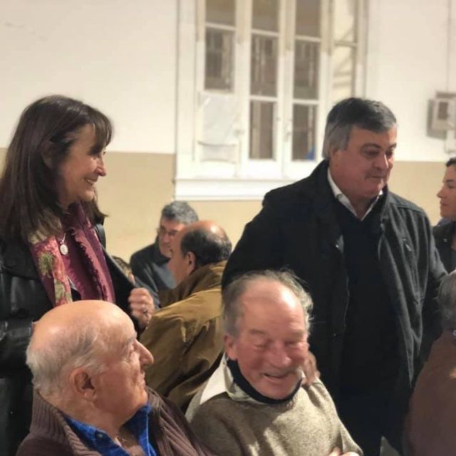 Mirta estuvo con los jubilados de Mercedes que se reunieron en una noche solidaria