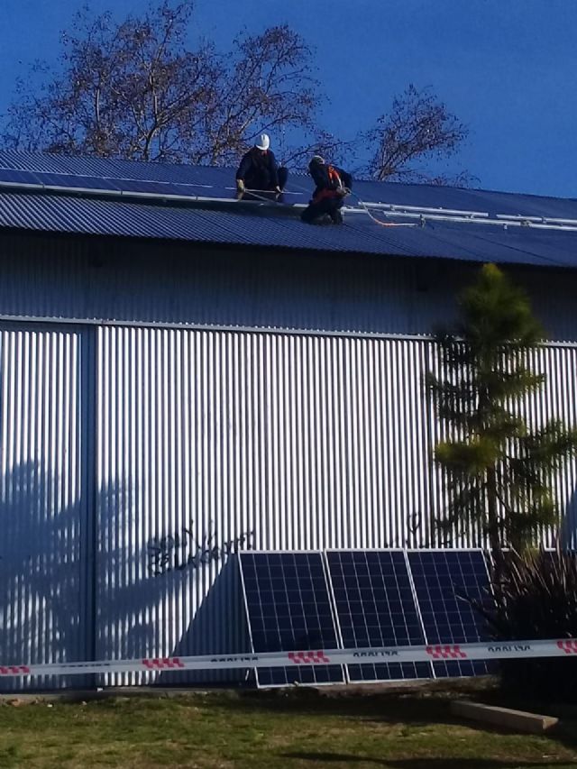 A tono con los nuevos tiempos colocan paneles solares en La Trocha