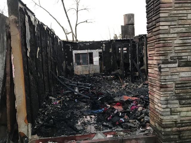 Voraz incendio destruye totalmente una vivienda