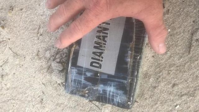 Aparecieron 16 ladrillos de cocaína en la playa de Florida después del huracán Dorian