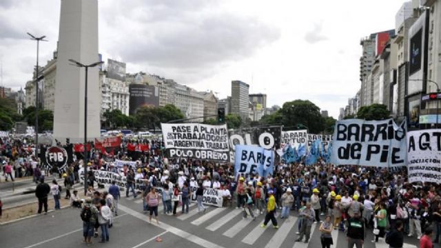 Sugieren a Macri que lance el “Plan Nacional Adopte un Piquetero”