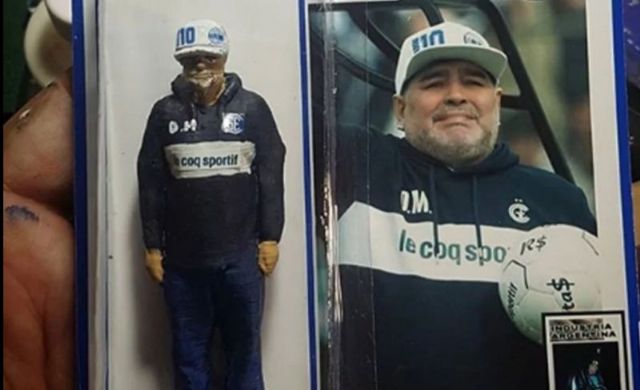 El muñeco de Maradona DT de Gimnasia ya salió a la venta