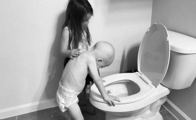 El consuelo de una niña a su hermano de cuatro años con cáncer se hace viral