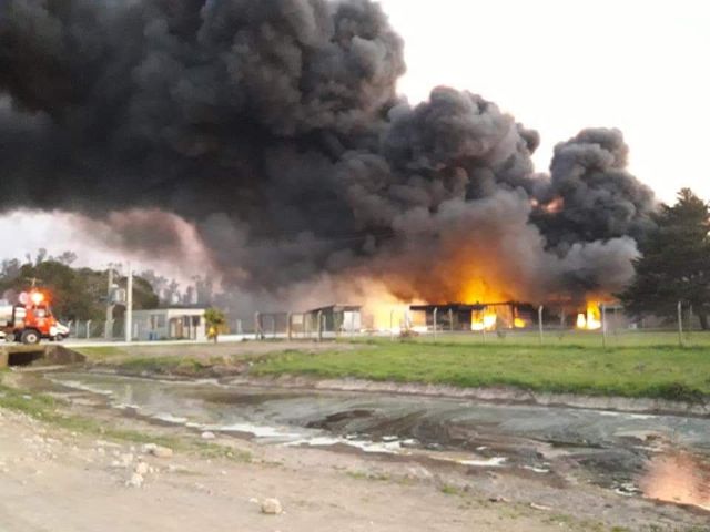 Voraz incendio en La Verde en una fábrica de agroquímicos