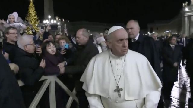 El Papa Francisco golpeó a una mujer luego de que le sujetaran la mano por sorpresa