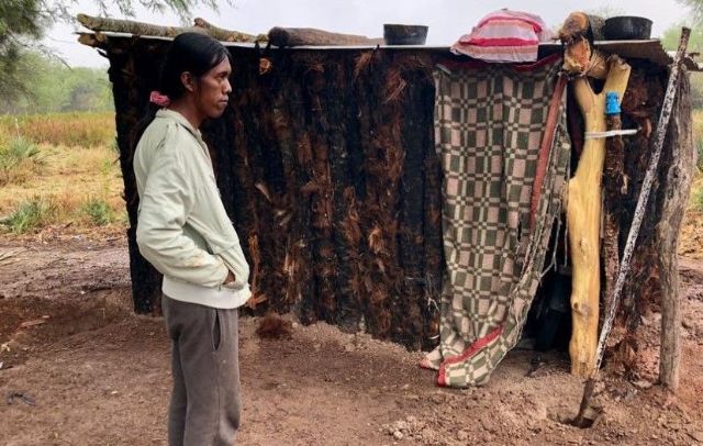 Cuatro hermanos huérfanos viven bajo chapas, sin luz, ni agua
