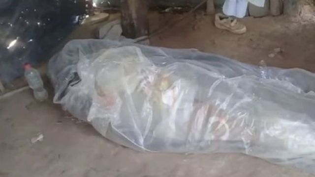 Desolador: Lo enterraron envuelto en plástico porque no podían pagar un ataúd
