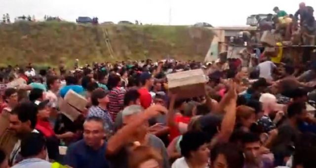 VIDEO: Volcó un camión con galletitas y una multitud saqueó la carga