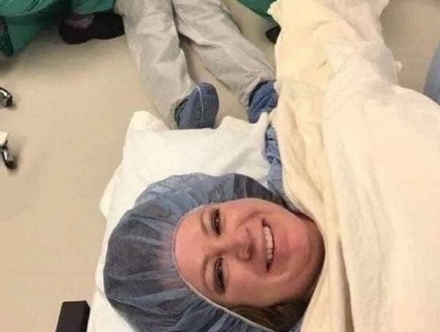 Tras dar a luz su marido se desmayó y ella se tomó una selfie