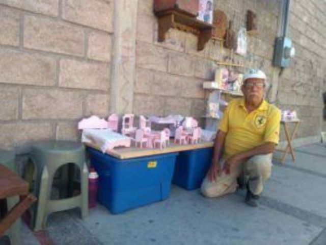 Abuelito pide ayuda en Internet para vender sus manualidades y ya recibió pedidos de EE.UU