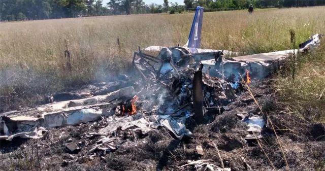 Dos victimas fatales tras caer un avión liviano en Cañuelas