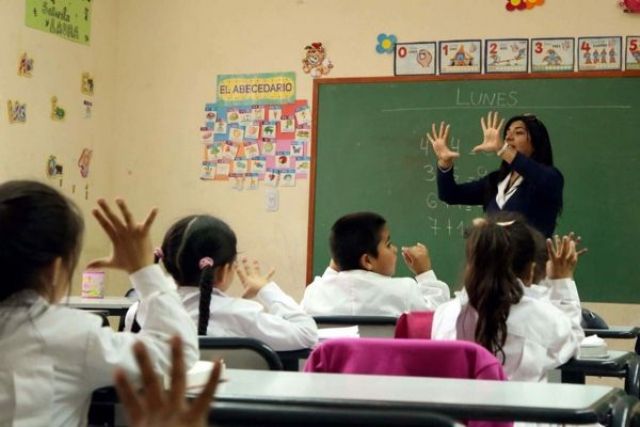 “Vuelta al cole”: A un mes del inicio de clases lanzan una canasta de útiles escolares
