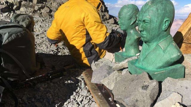Un grupo de militantes colocó bustos de Eva y Perón en la cima del Aconcagua
