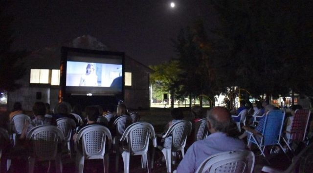 El “Cine Movil” hizo parada en La Trocha