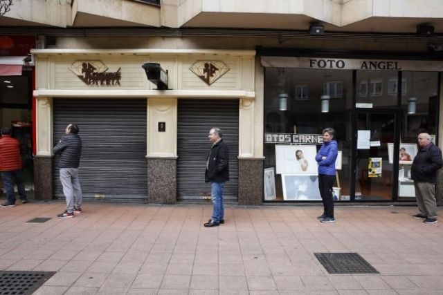Así son las colas en España para comprar el pan