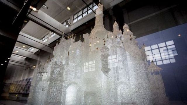 Dos niños rompieron la escultura de cristal más grande del mundo y recordó a la que rompió Mauricio Macri