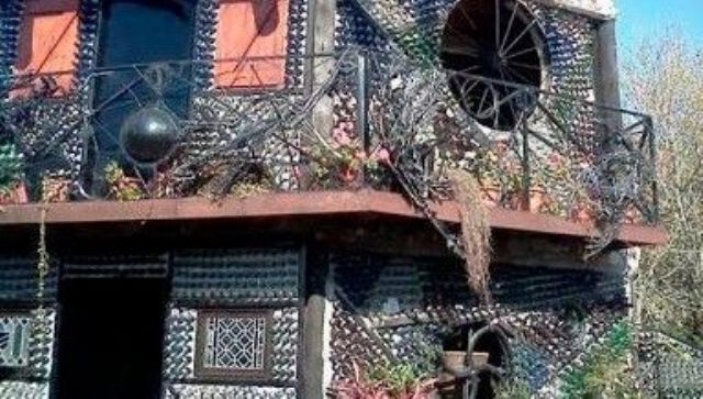 La Casa de las Botellas, un faro multicolor en la ribera quilmeña