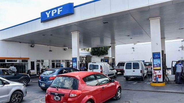Postergan aumento de combustibles. YPF perderá $800 millones