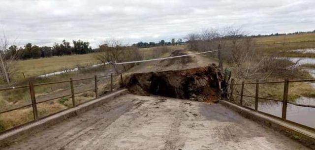 Peligro inminente: se cayó el puente que une García con Suipacha sobre el río Luján