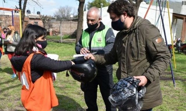 Municipio capacita y entrega cascos a conductores de motos