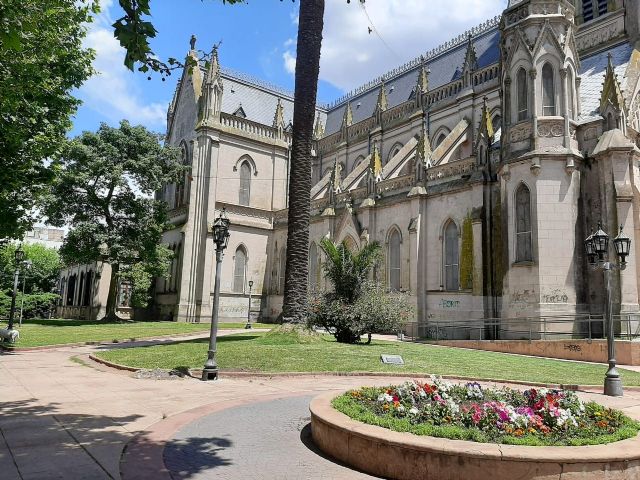 Municipio renueva farolas e iluminación en Basílica Catedral