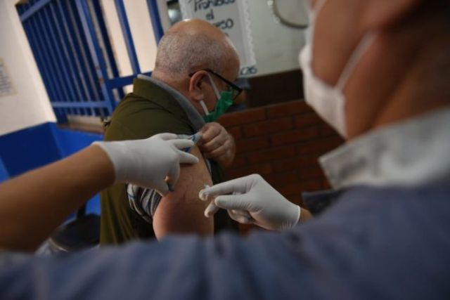 Provincia vacunará a dos millones de personas por mes y estima costo del operativo en $ 1.500 millones