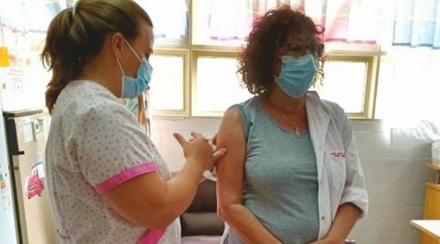 En Mercedes ya se vacuna a personal de salud mayor de 60 contra el coronavirus