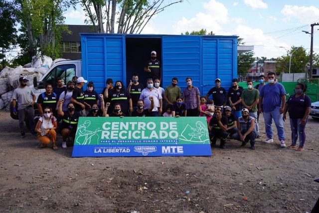 Entregaron camión para reciclaje a cooperativa de recuperadores urbanos