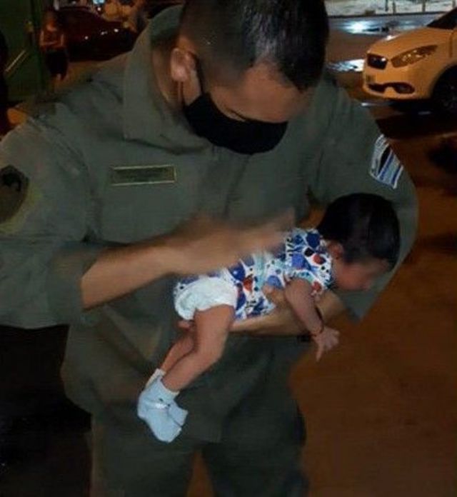 Héroe: un gendarme le salvó la vida a un bebé